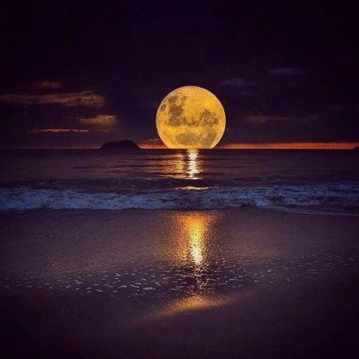 Луна на закате. Луна над морем. Пейзаж ночь. Лунный пейзаж.