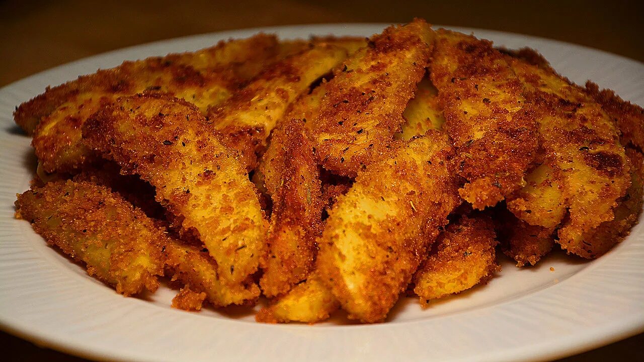 Кабачковые палочки в духовке в панировке. Курица в панировочных сухарях. В панировке в духовке. Наггетсы в панировке в духовке. Крылья в панировочных сухарях в духовке.