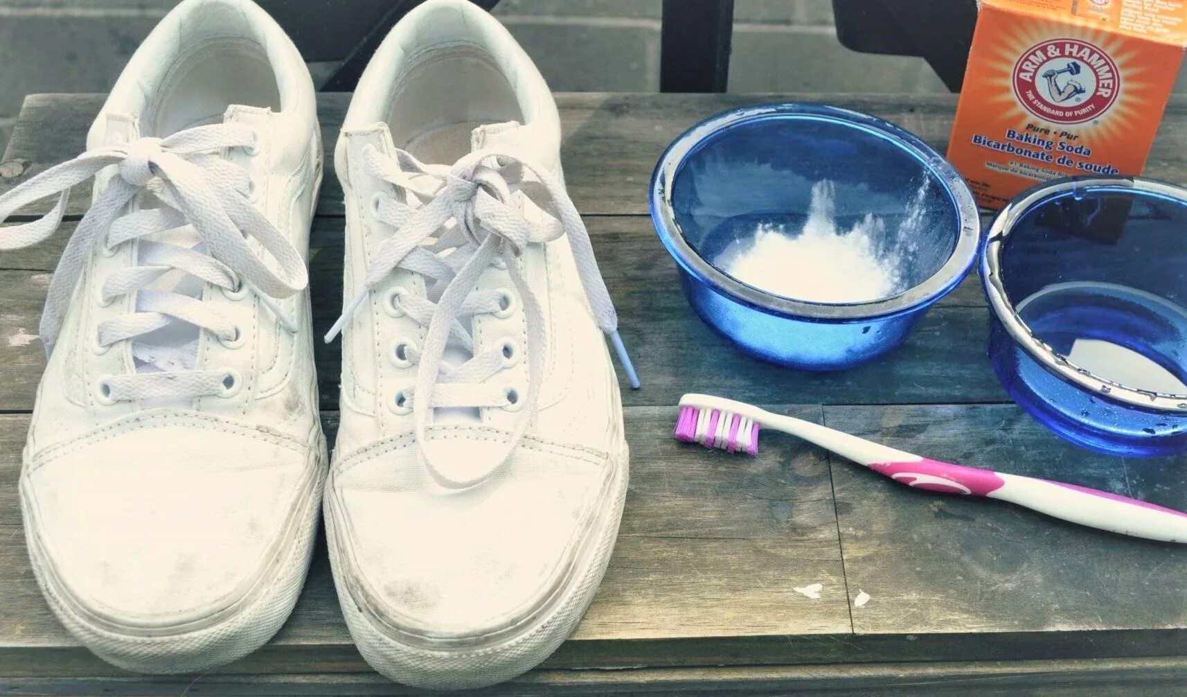 Очистить подошву кроссовок в домашних условиях. Отбеливание белых кроссовок. Отбеливатель для кроссовок домашний. Грязные белые кеды. Отбелить кроссовки белые.