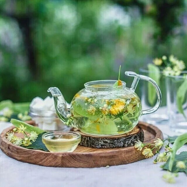Зеленый чай утром. Летний чай. Травяной чай. Чай на травах. Красивое чаепитие на природе.