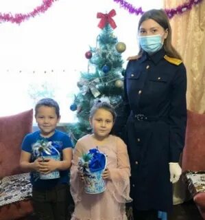 Девочка поздравила восьмиклассников
