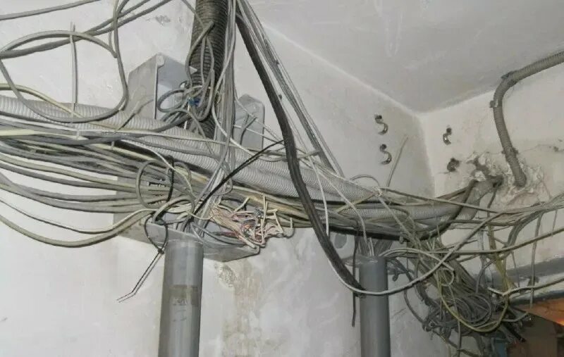 Кабельное без интернета. Прокладка кабеля в подъезде. Провода провайдеров в подъезде. Прокладка интернет кабеля в квартире. Интернет кабель от провайдера.