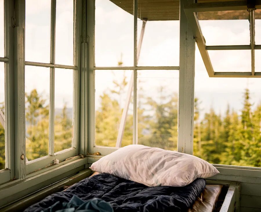 Снится окно на улицу. Кровать у окна. Кровать у открытого окна. Деревня кровать у окна. Кровать у панорамного окна на даче.