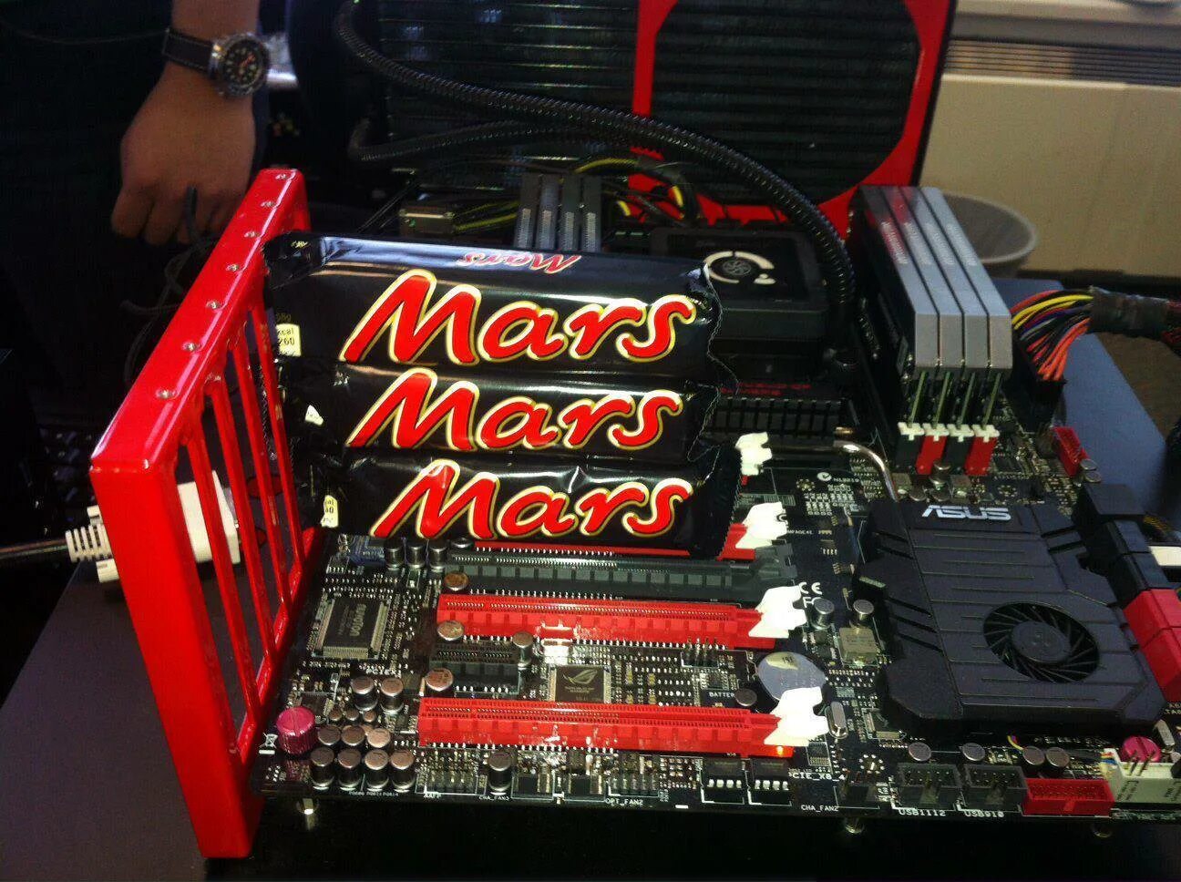 Памяти мощнейшим процессором и. GTX 760 ASUS Mars. ASUS Mars III. Мощная видеокарта. Видеокарта для компьютера.