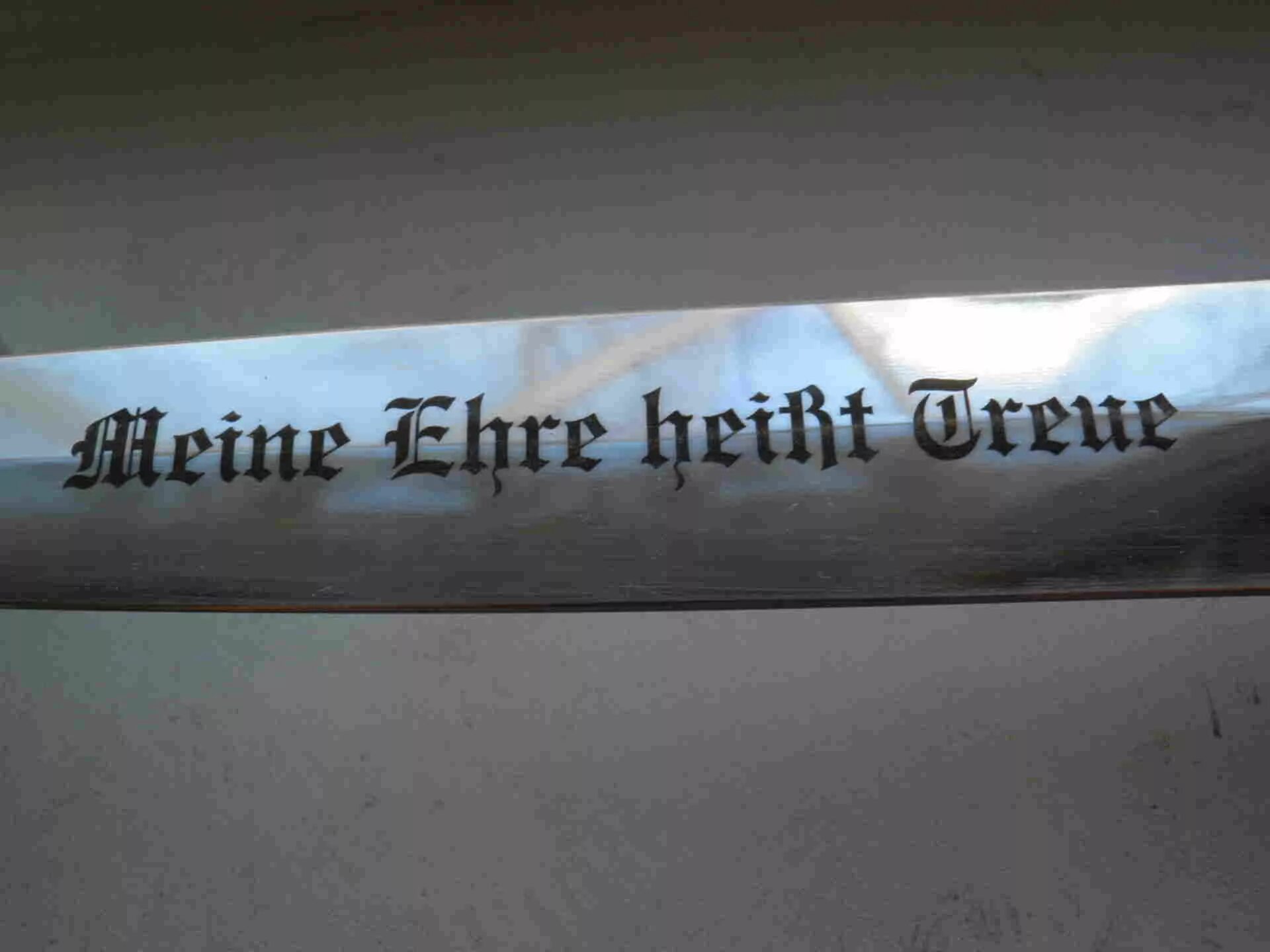 Meine ehre heisst treue кольцо. Надписи готическим шрифтом. Моя честь зовется верность кинжал. Клинок meine ehre heisst treue. Meine ehre heisst treue нож.