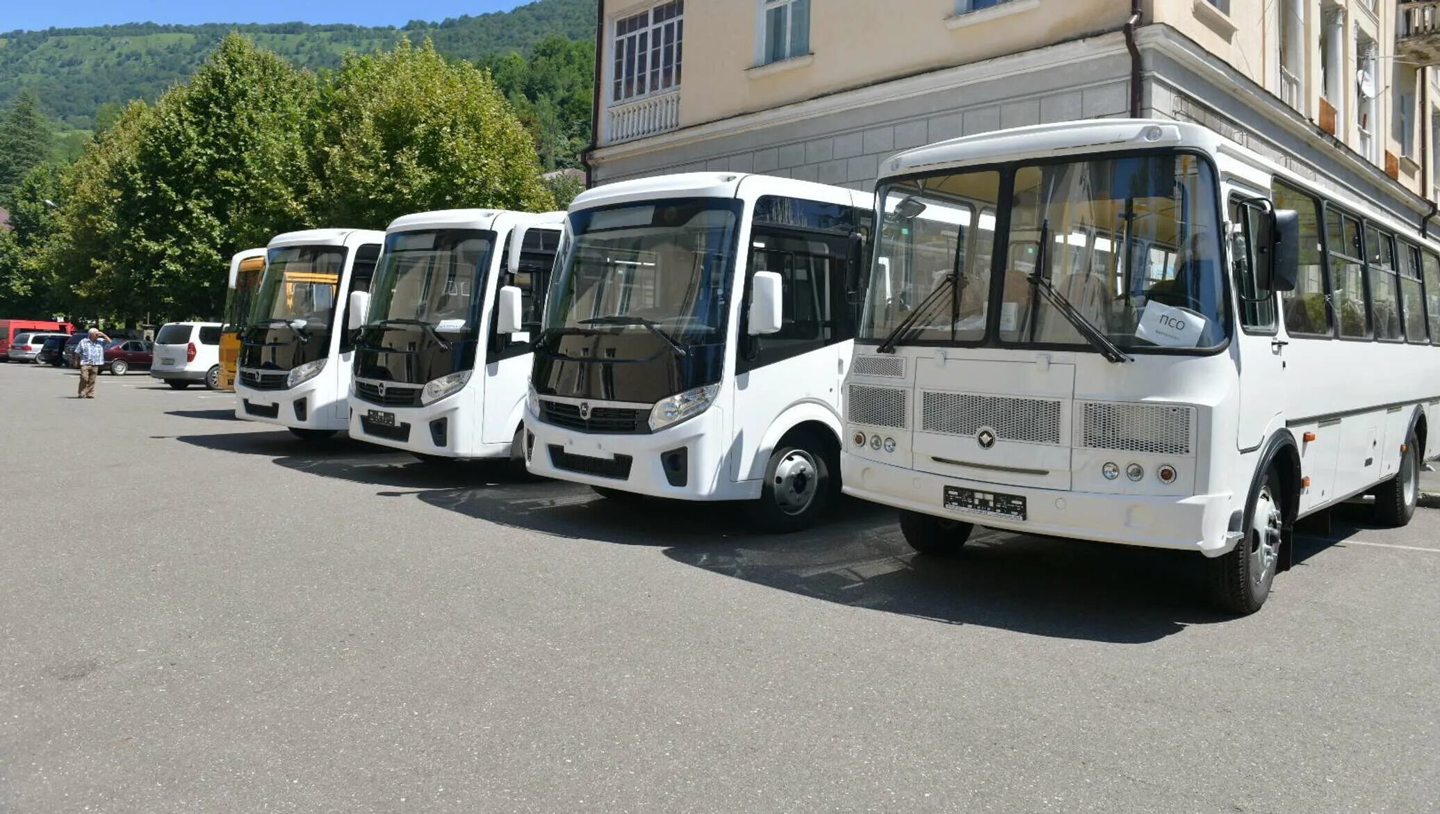 Автобусы сухуми. Автобусы Абхазии. Автобус Сухум. Маршрутка в Абхазии. Общественный транспорт Сухум Абхазия.