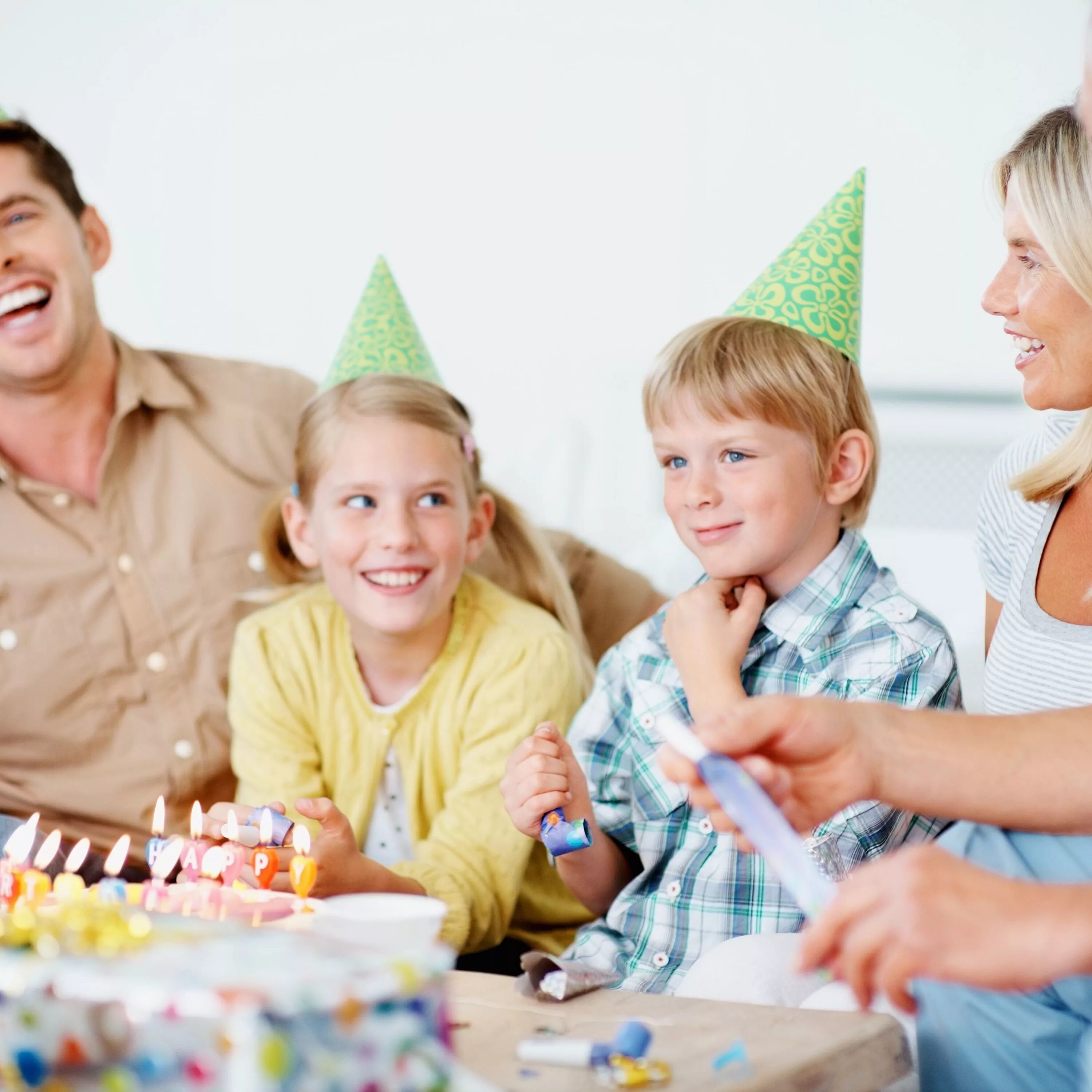 Семейный праздник день рождения. Семья празднует день рождения. С днём рождения ребёнку. С днем рождения семьи. Planning a party