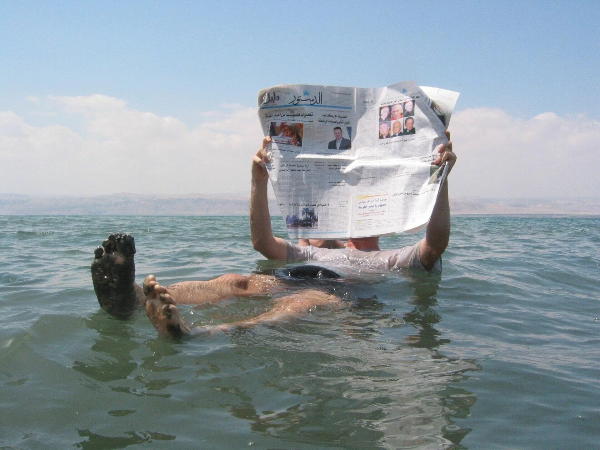 Купаться в соленой воде. Мертвое море обитатели моря. Рыба в Мертвом море. Мертвое море люди.