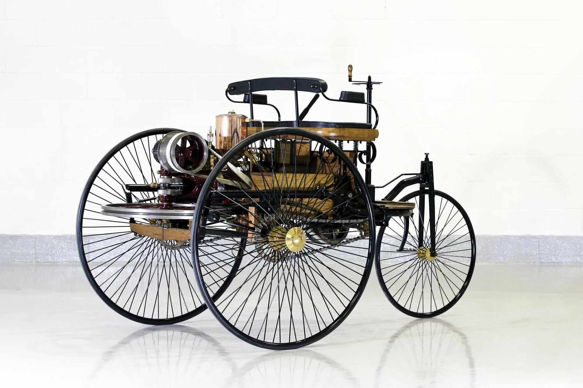 Какая лучше первая машина. Benz Patent-Motorwagen 1886. Benz Patent-Motorwagen 1886 двигатель.