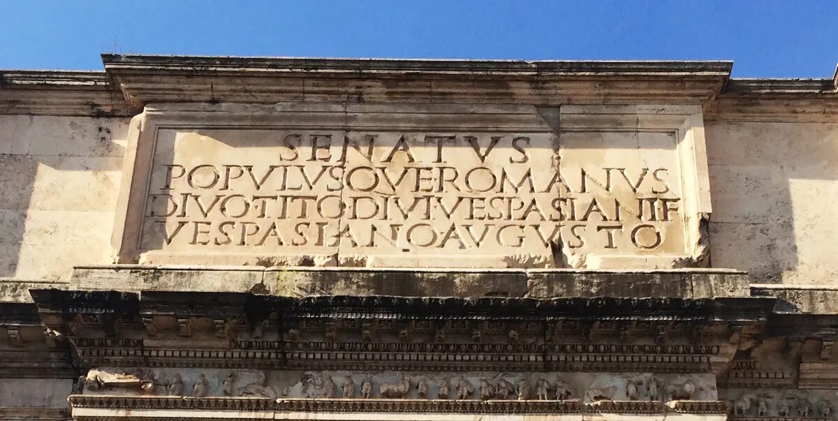 Знамя рима spqr. Рим аббревиатура. Знамя рима spqr. Флаг римской империи spqr. Рим аббревиатура.