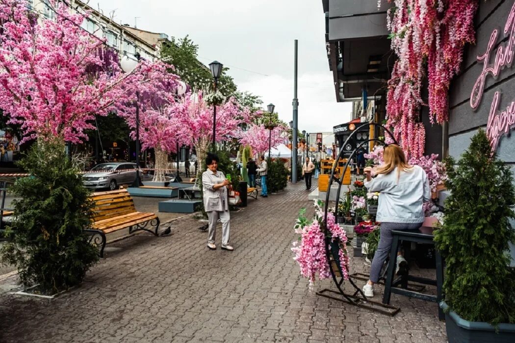 Цветы на улице. День города фото. Фестиваль цветов фото. С днем города. Оформление улицы.