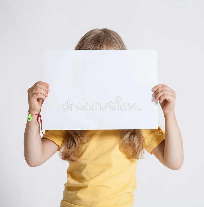 Девочка держит в руках лист. Девушка с листом бумаги. Ребенок держит в руках. Женщина с пустым листком. Девушка держит лист бумаги.