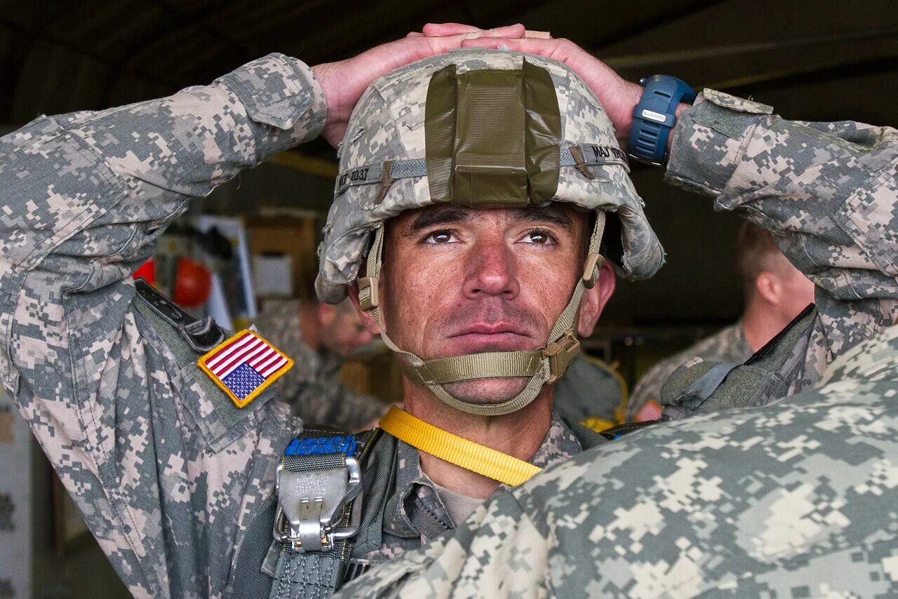 Удивленный американский военный. Американский солдат плачет. Американские военные в шоке. Американский солдат кричит.