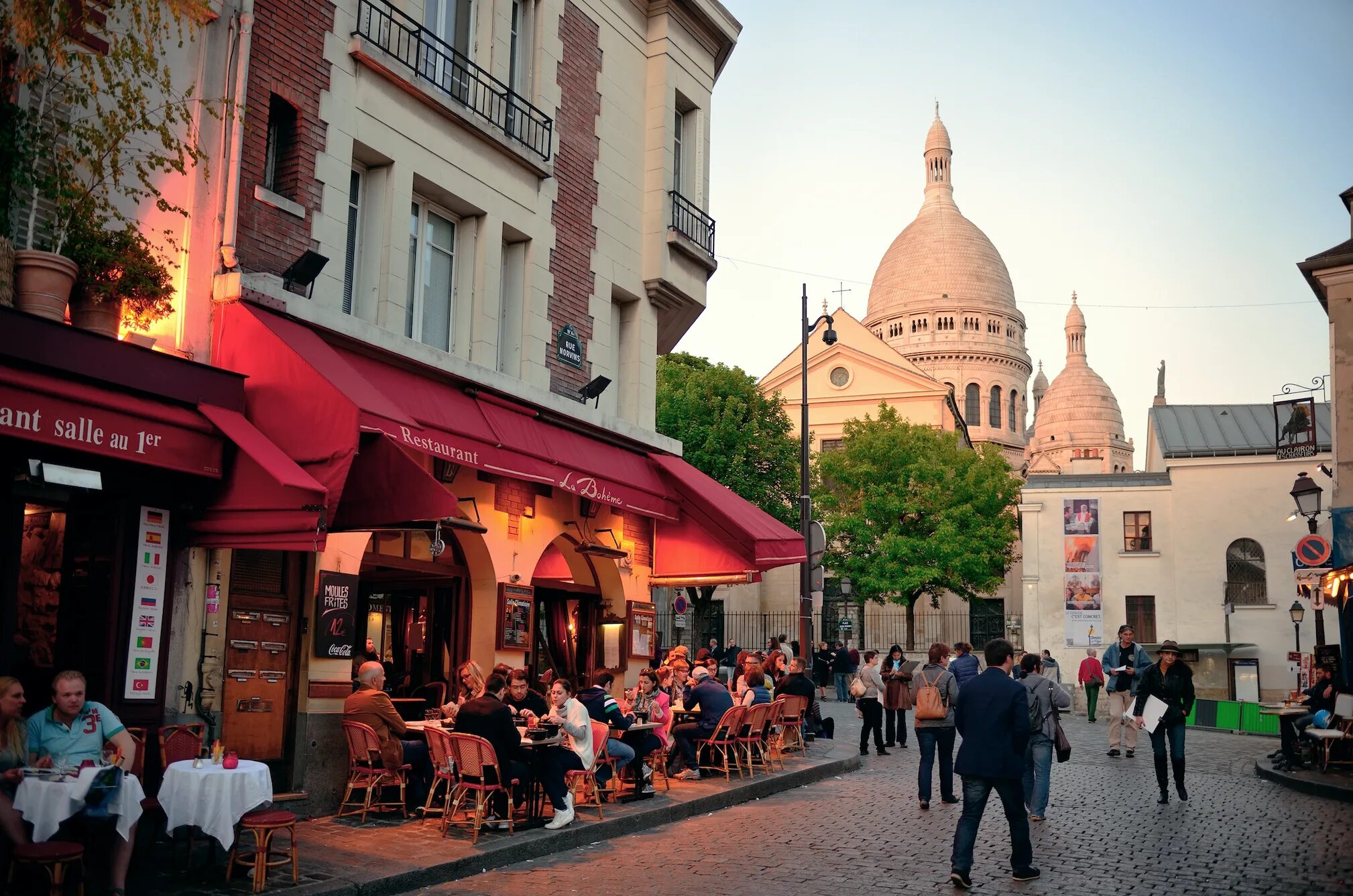 Район монмартр в париже. Сакре кер цветы. Монмартр в париже что это такое. Площадь монмартр в париже. Монмартр в париже что это такое.