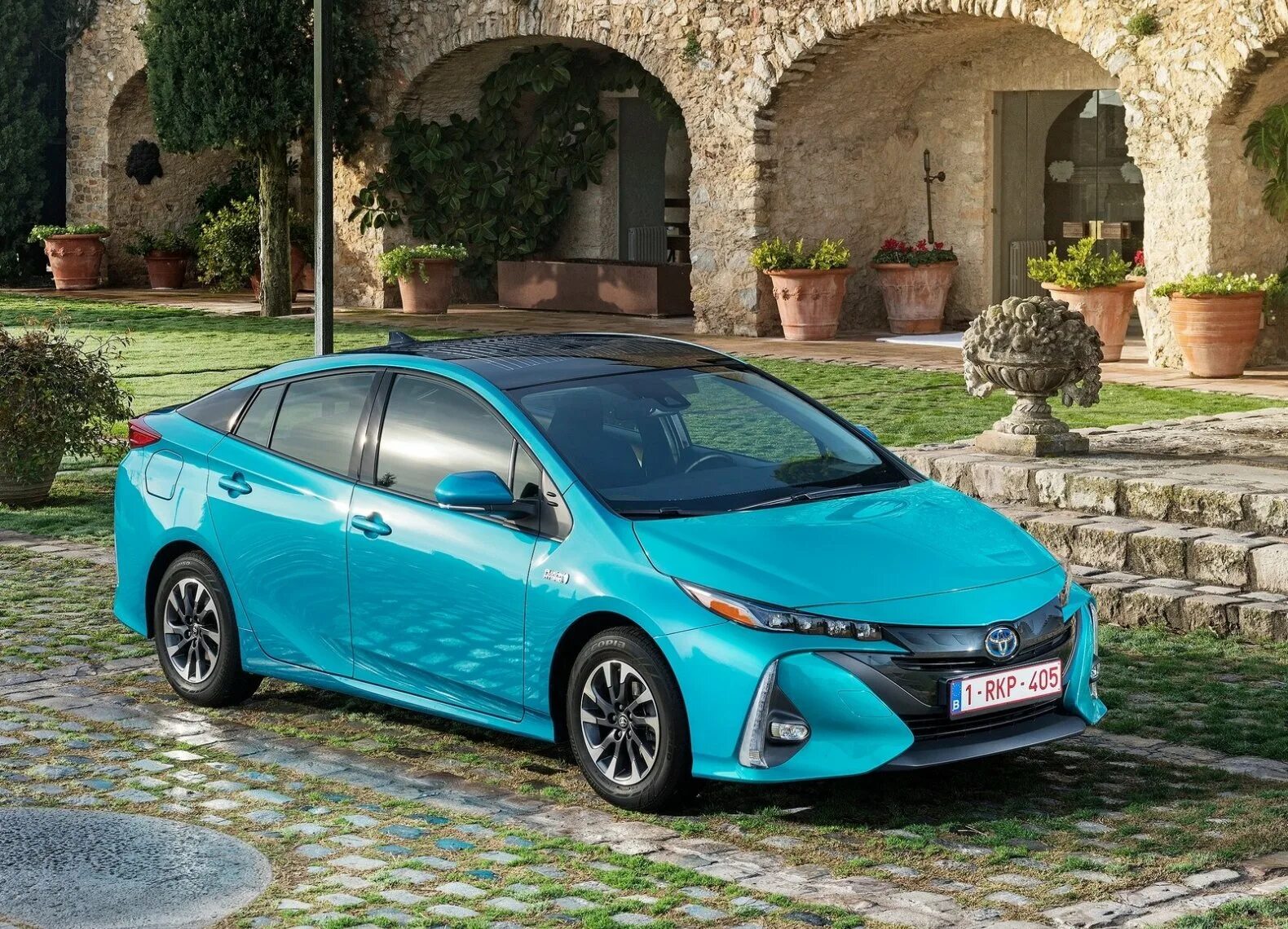 Toyota hybrid. Toyota Prius PHV 2020. Toyota Prius 50. Тойота Приус 2022. Тойота Приус гибрид 2020.