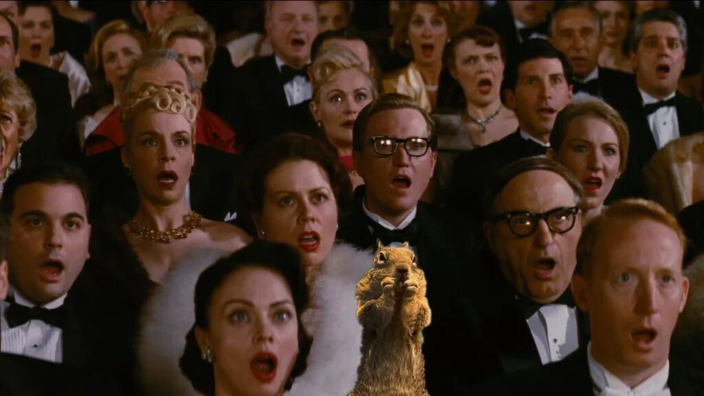 Толпы удивленных. Человек смотрит наверх. Зрители в шоке. Группа людей в шоке. Удивленная группа людей.