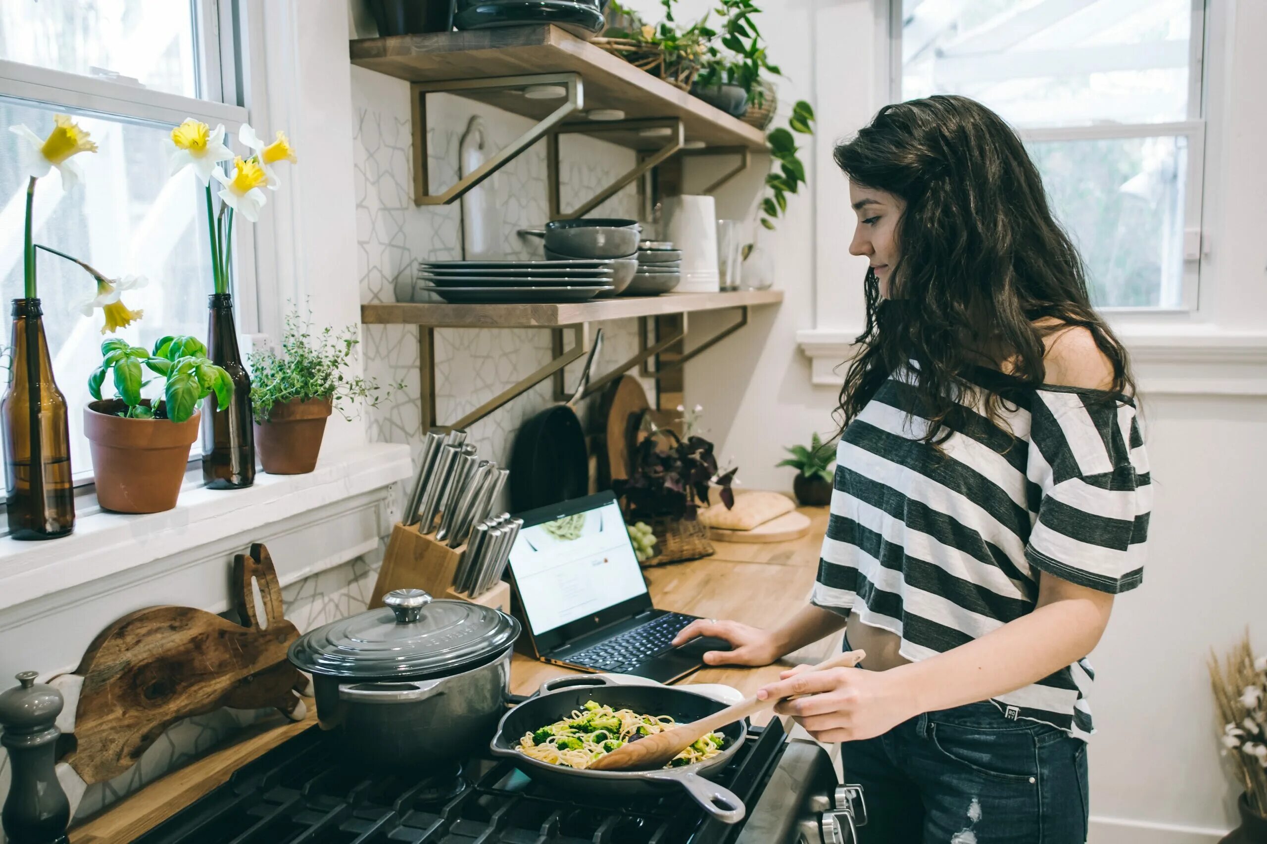 Сядь на кухне. Женщина на кухне. Готовка на кухне. Женщина готовит. Девушка готовит на кухне.