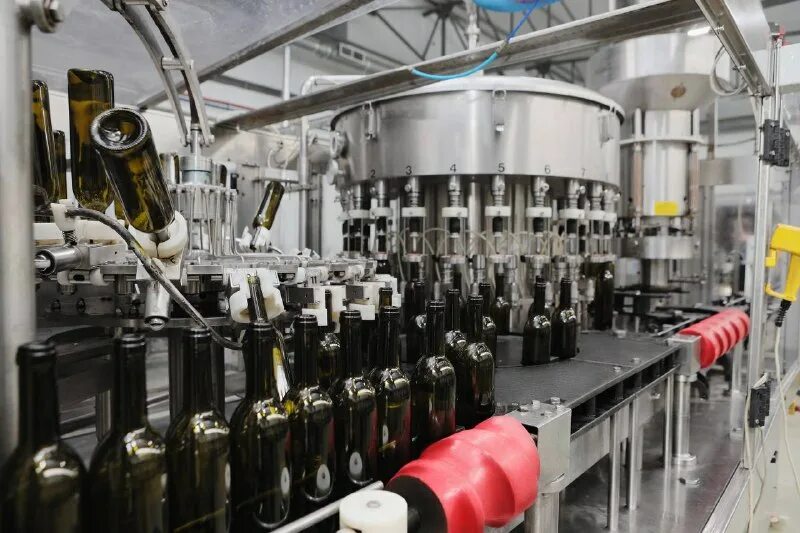 пищевая промышленность. включи фабрики. ондитерская фабрика «конфил». производство возникло. красивый завод.