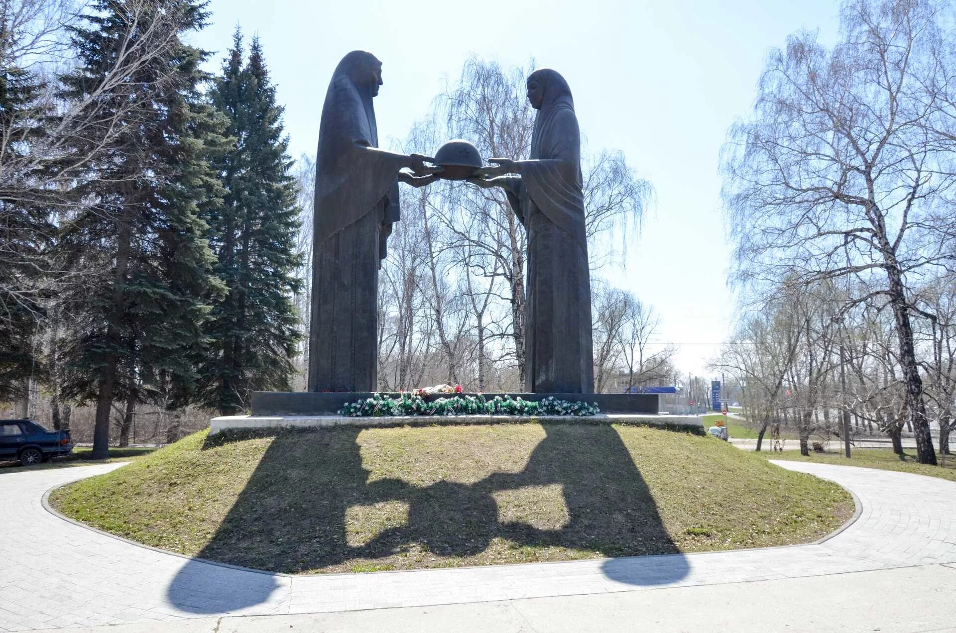 Памятники челябинска. Памятник сокрбящие матери чел. Памятники в Челябинске. Военные памятники Челябинска. Монумент Челябинск.