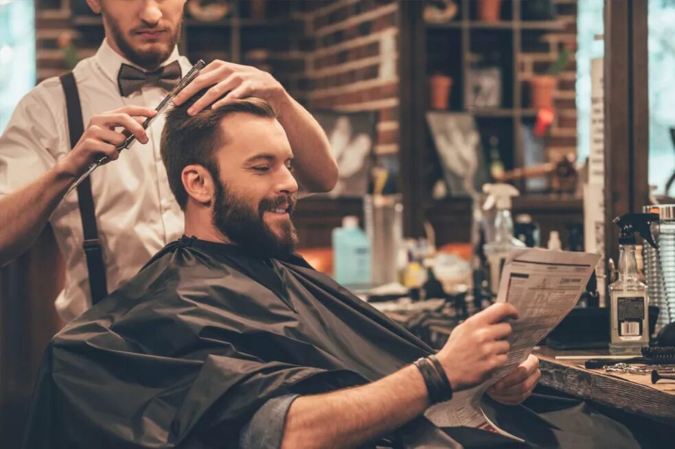 Прически в барбершопе. Интерьер барбершопа в черно белом. Topgun barbershop санкт-петербург. Барбер барбер. Барбершоп интерьер.
