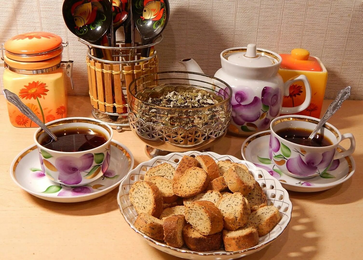 Воскресный м. Чаепитие. Угощения к чаю. Чаепитие с домашним печеньем. Чайный стол на кухне.