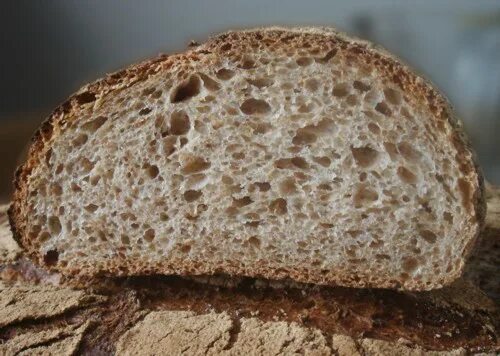 хлеб ржаной пористый. круглый хлеб. хлеб пшеничный 2 сорта. хлеб из обойной пшеничной муки. сорта пшеничного хлеба.