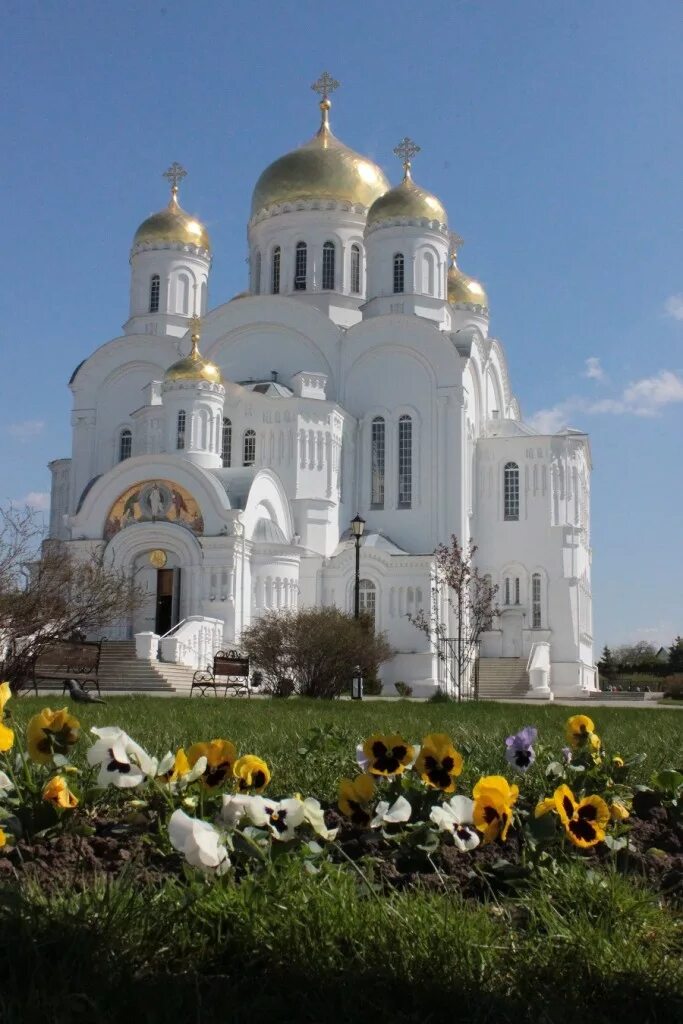 Дивеево храм богородицы фото. Дивеевский монастырь канавка. Канавка пресвятой богородицы в дивеево. Свято-троицкий серафимо-дивеевский монастырь. Храм в дивеево серафима саровского.