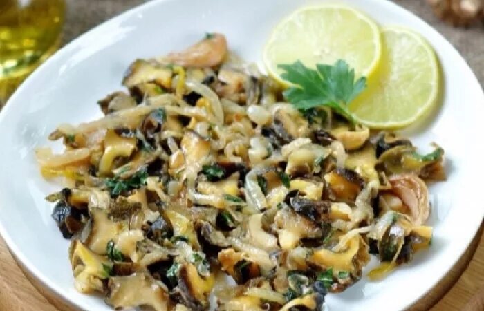 рапан на сковороде. рапаны в сливочно-чесночном соусе. жареные мидии. рапаны с луком. рапаны на сковороде.