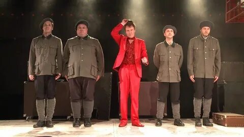 На сцене в конце спектакля было 19