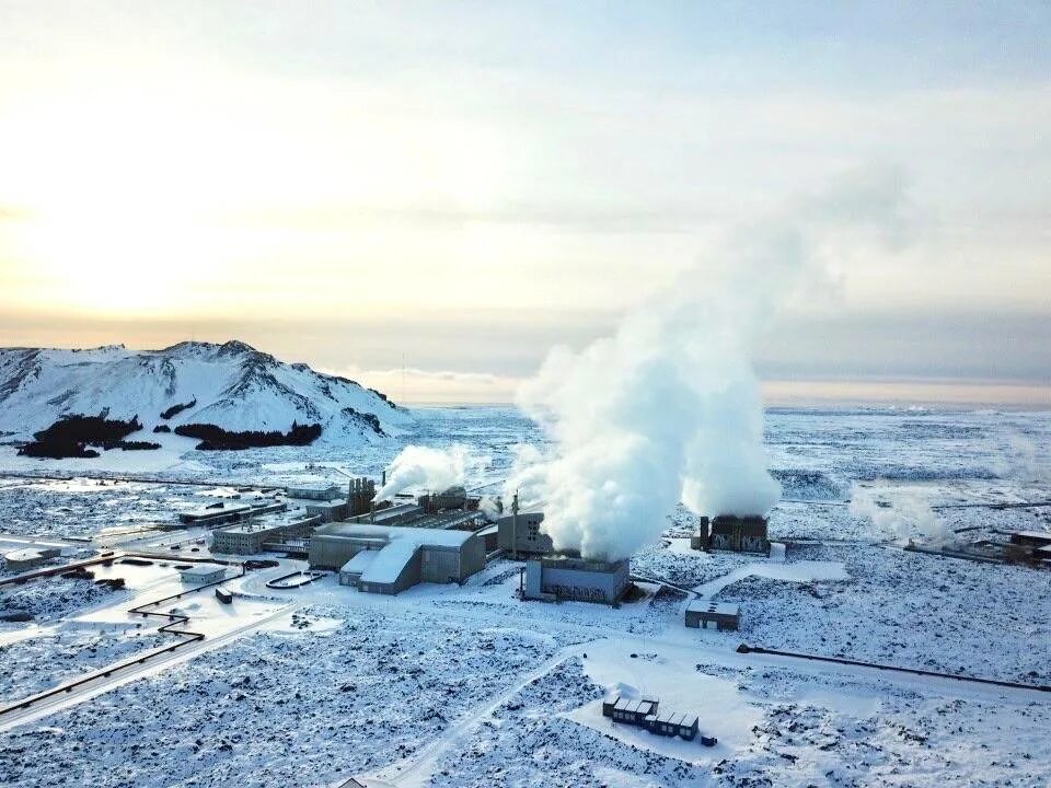 Geothermal energy. Геотермальная энергия в Исландии. ГЕОЭС В Исландии. Геотермальная станция в Исландии. Геотермальная электростанция Хеллишейди.