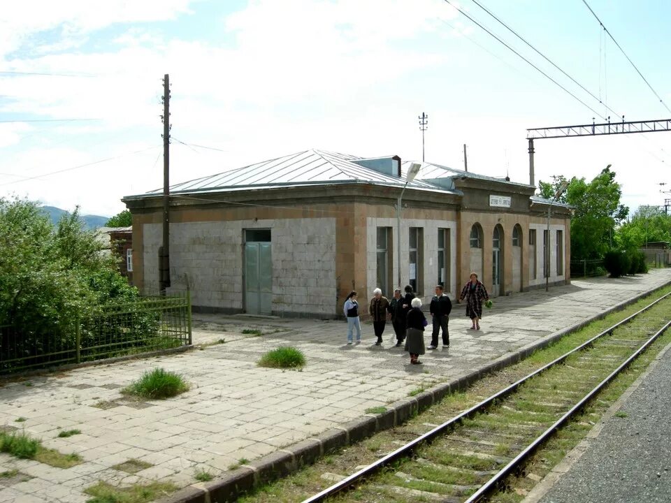 Станция ереван. Станция Гюмри. Станция Ереван ЮКЖД. Вокзал Гюмри Железнодорожный. Армения вокзал Гюмри.