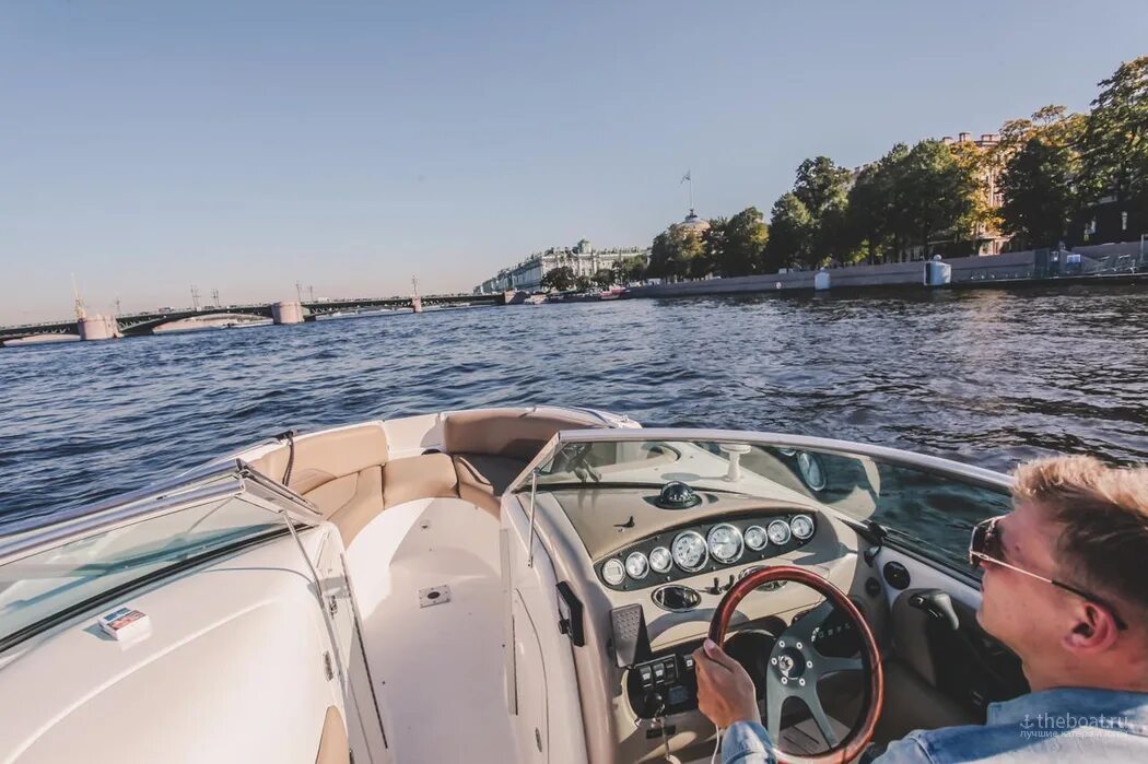 Аренда катера в спб с капитаном. Катер chaparral 2335. Regal катер. Катер regal 2565. Водитель лодки.