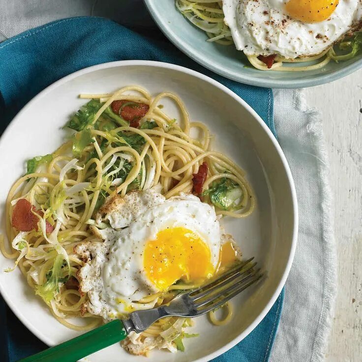 Спагетти с яйцами бенедикта. Спагетти. Egg spaghetti. Паста карбонара. Egg spaghetti.