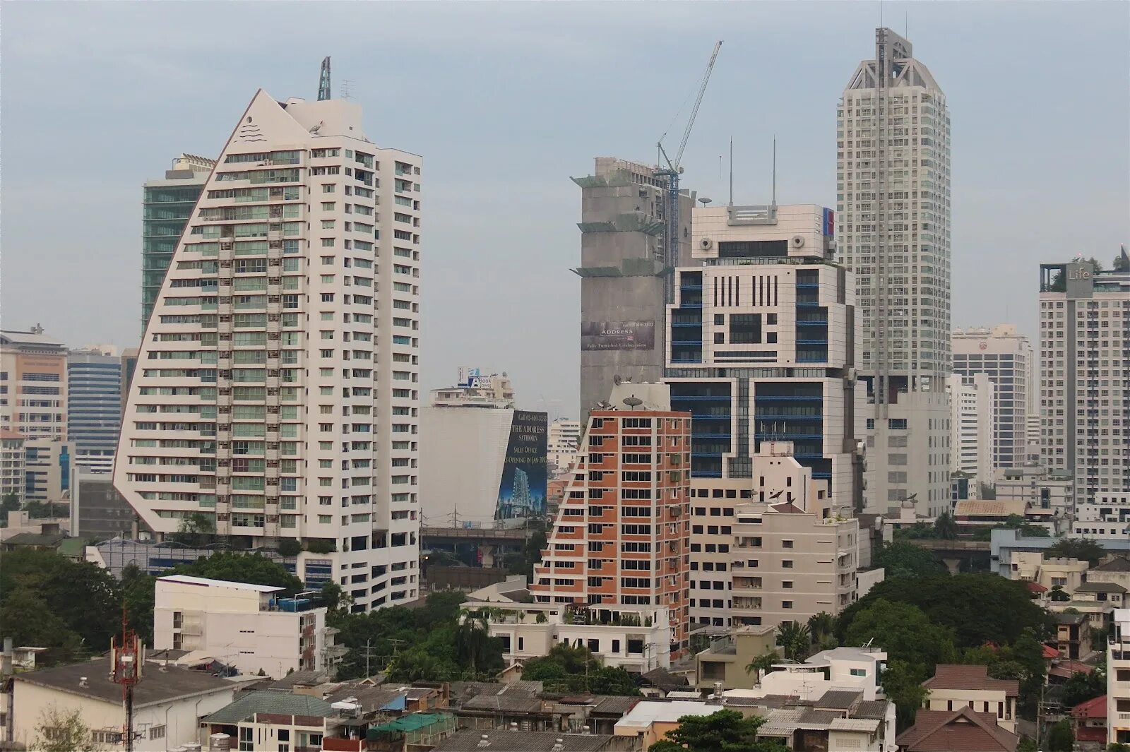 Bangkok bank в бангкоке. Азия здания. «здание-робот» в бангкоке. «здание-робот» в бангкоке. Дом робот в бангкоке.