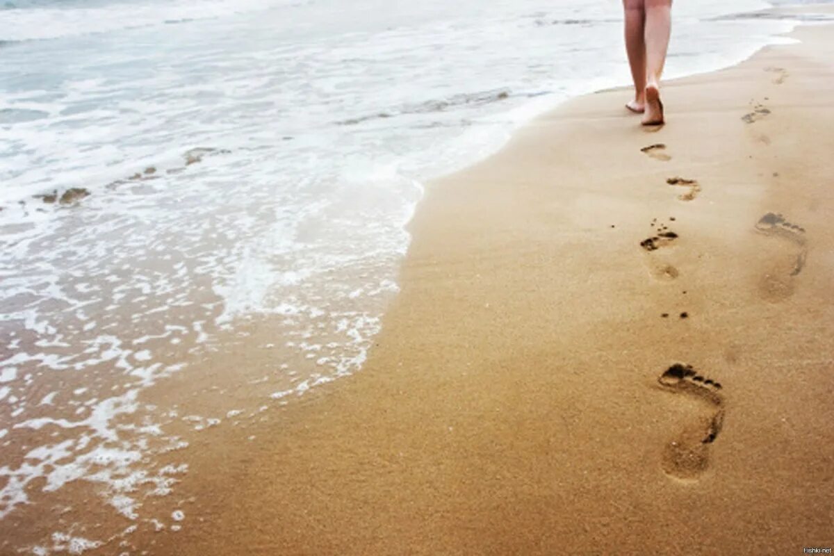 Следы на песке слушать. Следы человека на песке. Следы на песке у моря. Отпечаток ноги на песке. Следы на берегу моря на песке.