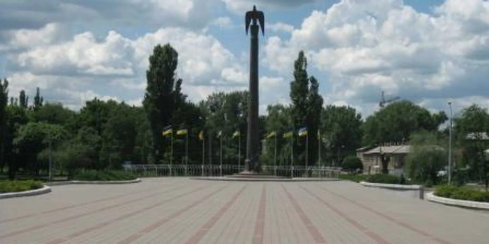 Площади розы люксембург. Площадь розы Люксембург Харьков. Памятник независимости Харьков. Стела в Харькове на площади розы Люксембург. Харьков площадь Руднева фото.