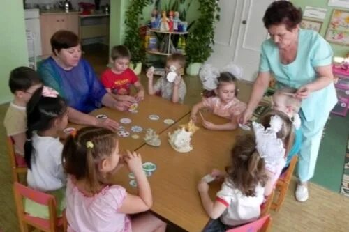 Младший воспитатель. Младший воспитатель картинки. Ясельная группа в детском саду. Одежда помощника воспитателя в детском саду. Младший воспитатель картинки.