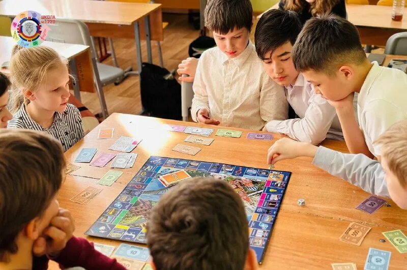 Ученик на уроке математики. Школу покажи школу. Gcse russian. Интерьер класса. Класс можно использовать 1.