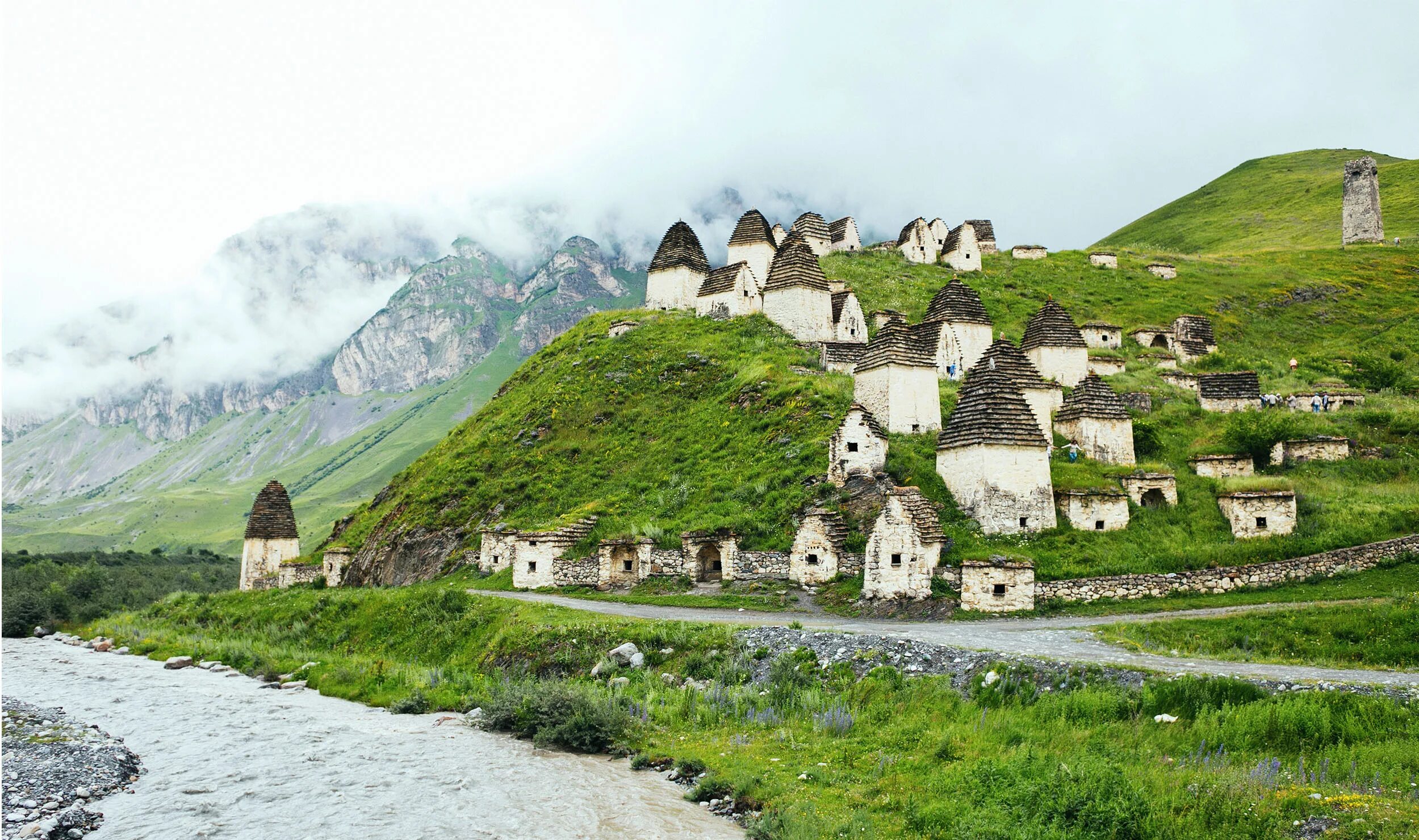 Згубир южная осетия. Владикавказ куртатинское ущелье. Как добраться до осетии. Как добраться до осетии. Город мертвых владикавказ.
