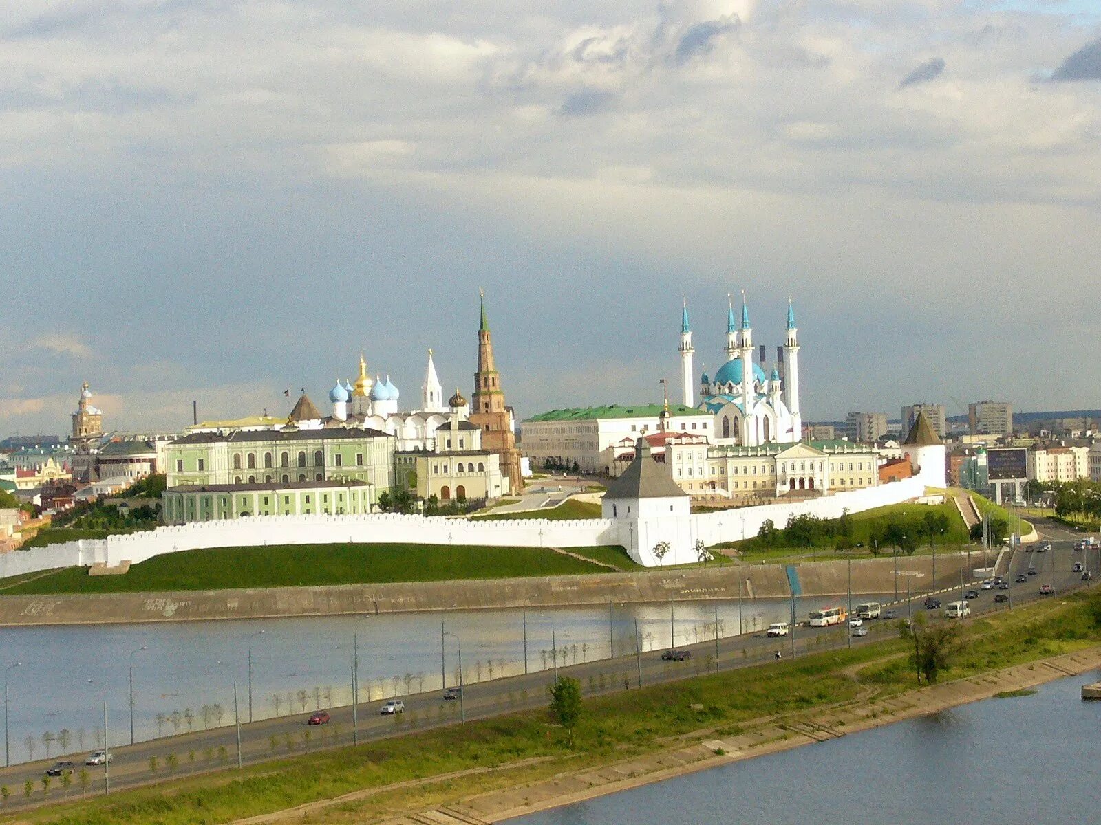 Казанский кремль казань. Казань экскурсии по городу. Экскурсанты казань кремль. Можно приехать в казань. Татарстан казань кремль.