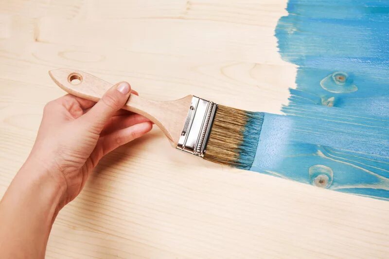 Какие акриловые краски лучше для дерева. Кисть для окрашивания. Кисточка для покраски стен. Малярная кисть в краске. Окрашивание деревянных поверхностей.