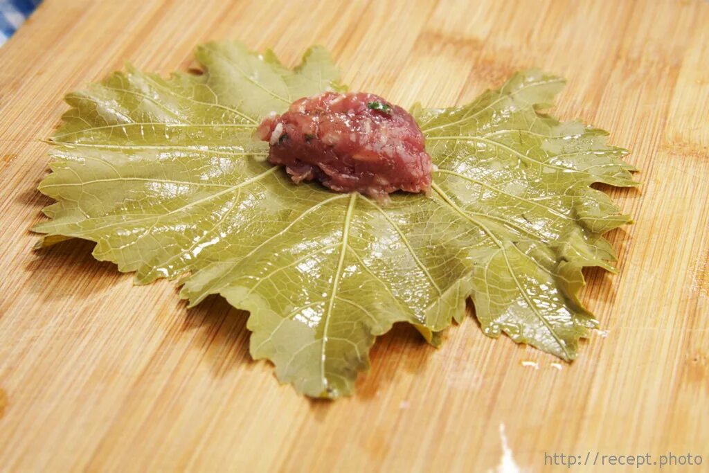 Толма армянская виноградных листьев. Долма – голубцы в виноградных листьях. Фарш виноградных листьев как называется. Фарш для долмы из виноградных. Листья винограда для долмы.