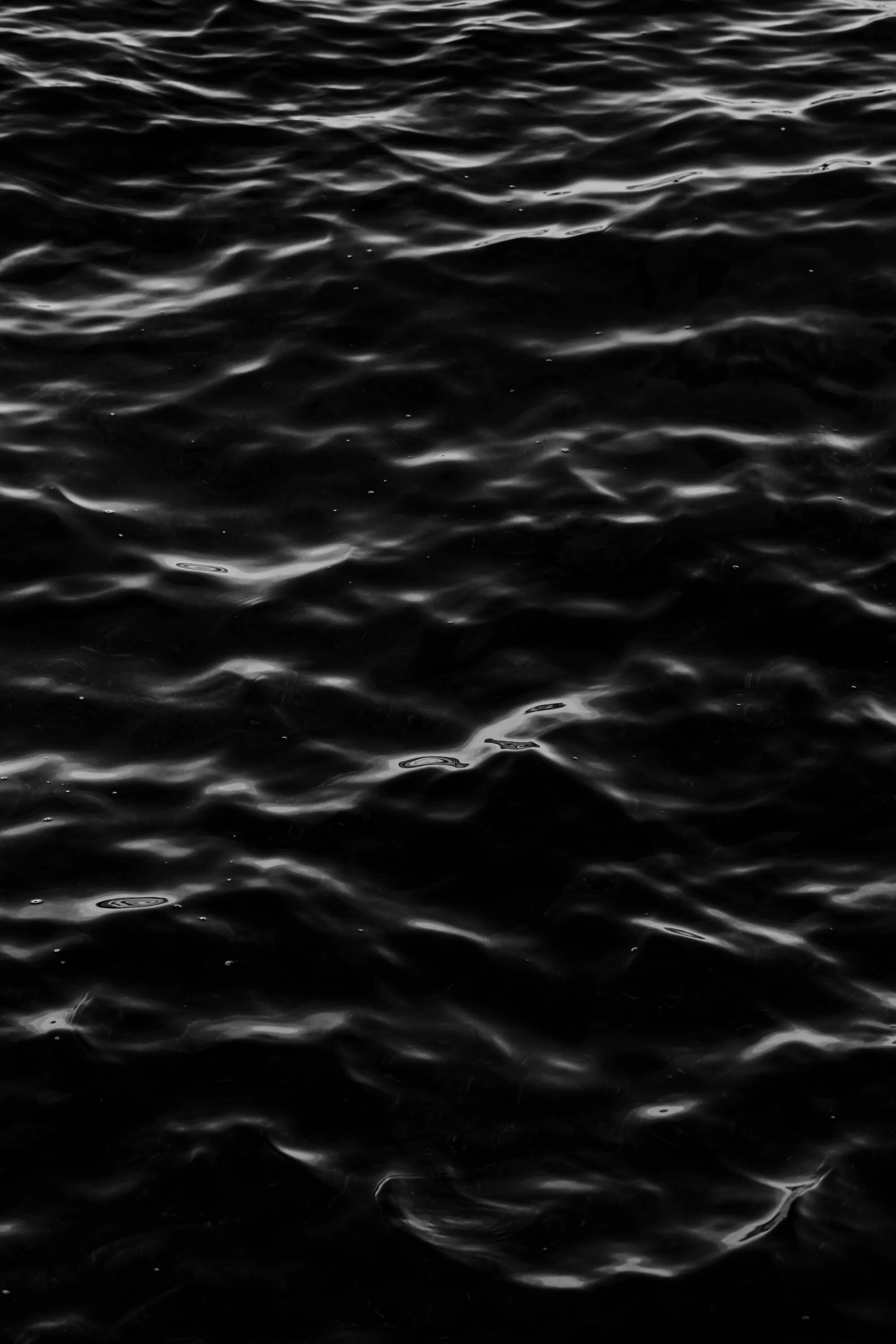 Картинки черные вода. Черные волны. Вода черная волны. Волны воды на черном фоне. Темные воды.