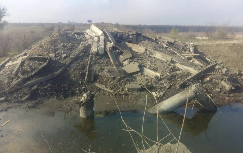 Что происходит в херсоне сегодня. Взрыв моста в херсоне. мост в херсоне взорвали. мосты в херсонской области. разрушенный мост в киевской области.