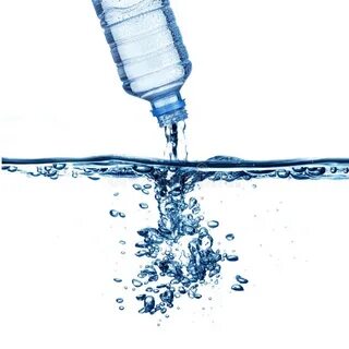 Вода вытекает из бутылки