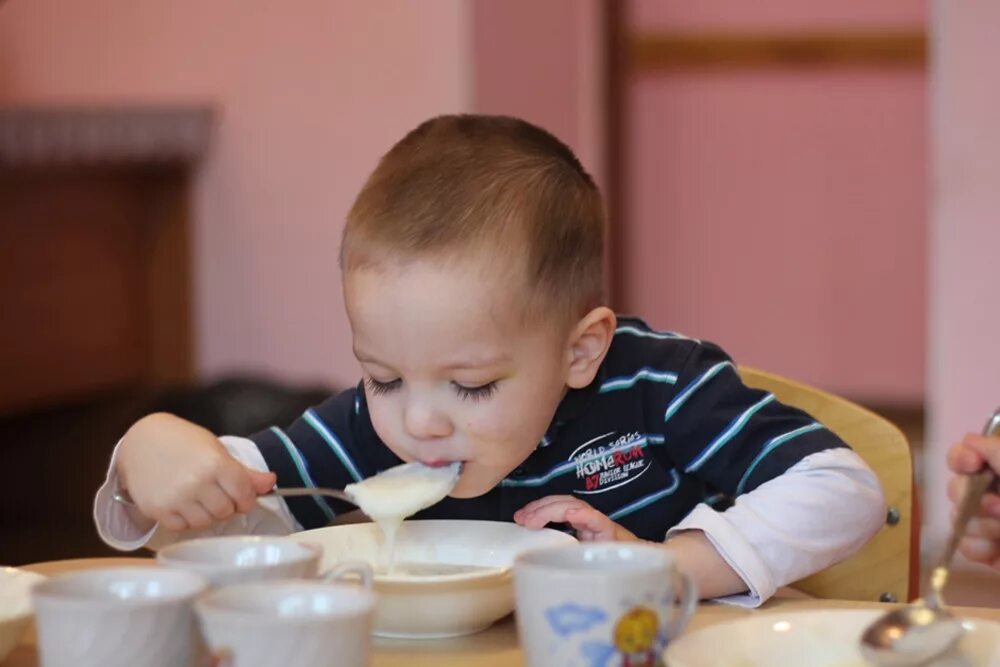 Съесть манную кашу. Каша в детском саду. Дети кушают в детском саду. Дети едят кашу в детском саду. Манная каша в детском саду.