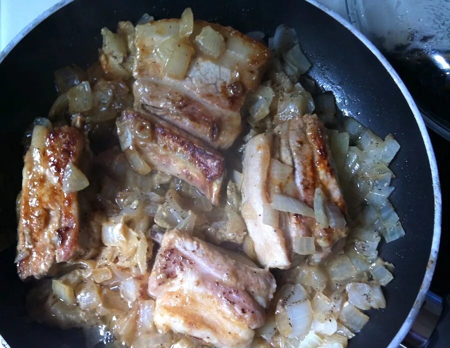 ребрышки для тушения. тушёные рёбрышки свиные. рёбра свиные тушёные. пошаговый рецепт тушеных ребрышек. пошаговый рецепт тушеных ребрышек.