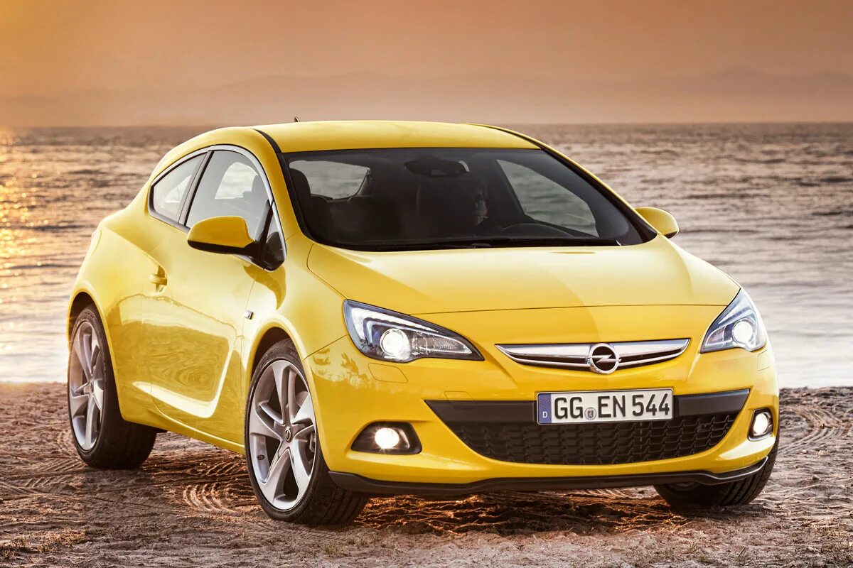 Opel Astra GTC 2011.