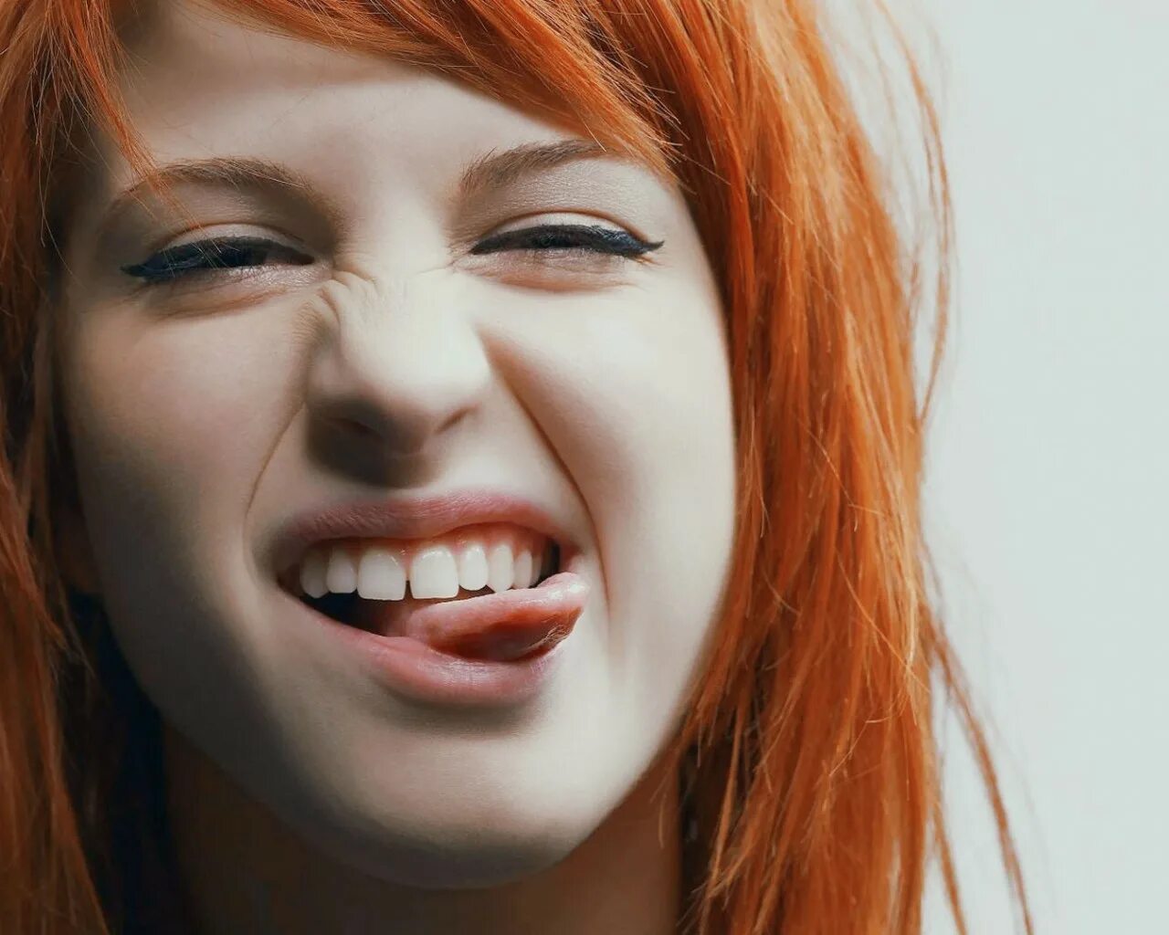 Включи девочки языком. Hayley Williams. Хейли Уильямс рыжая 2022. Хейли Уильямс зубы. Hayley Williams фотосессия.