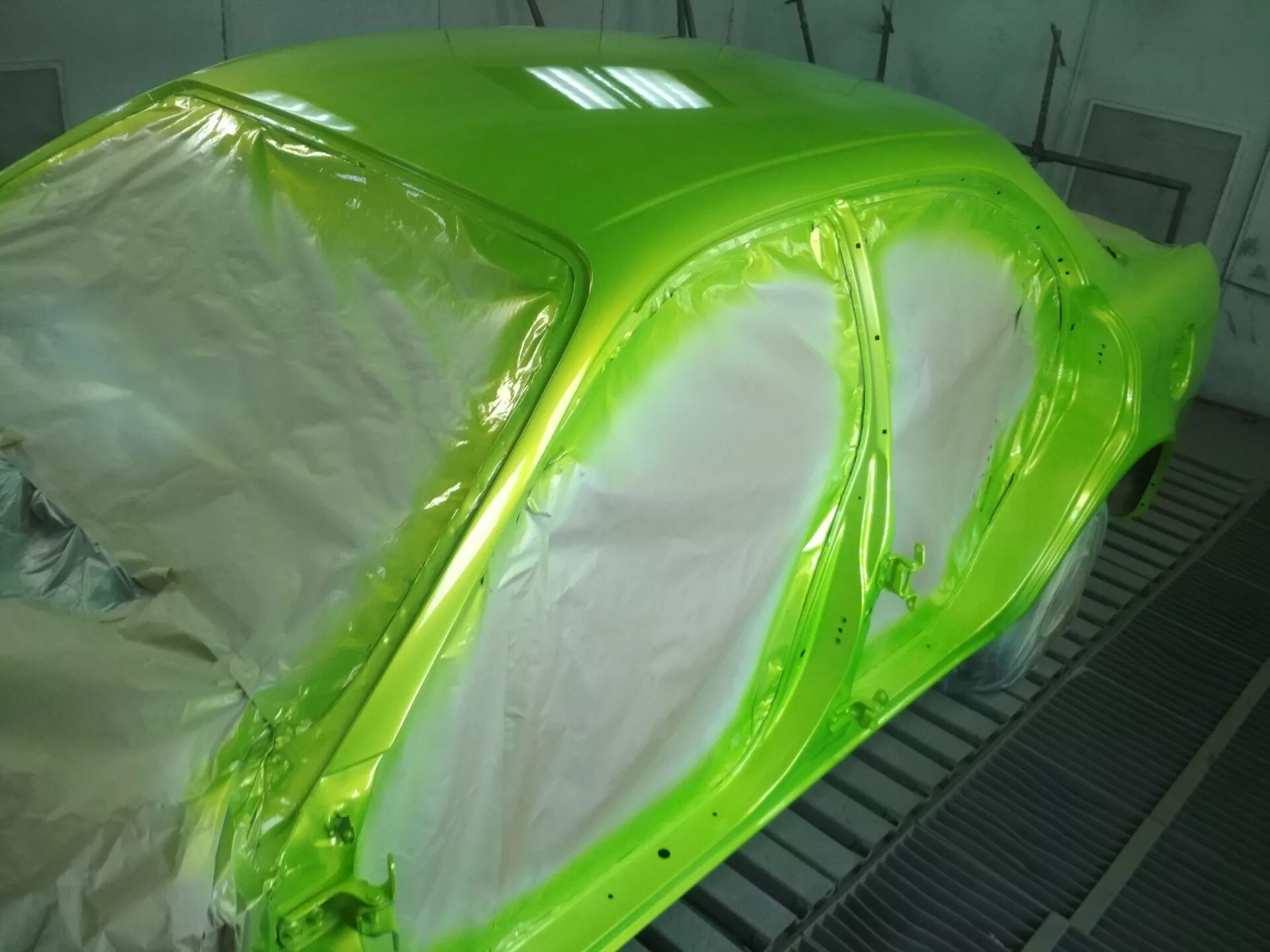 Предмет покрашен краской зеленого цвета. Краска Vika лайм 366. 366 Лайм автоэмаль. Цвет авто 366 лайм.
